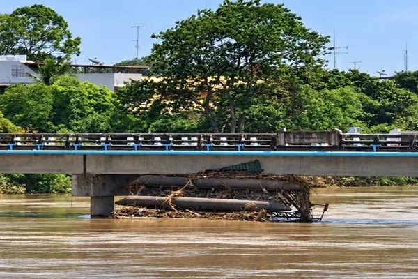 Ratchaburi Orders Wat Muang Bridge Closed to Vehicles Over 4 Wheels Pending Pillar Inspection After Flooding