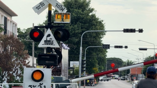 Ayutthaya Level Crossing Near-Misses Two Days Running; Residents Urge Caution