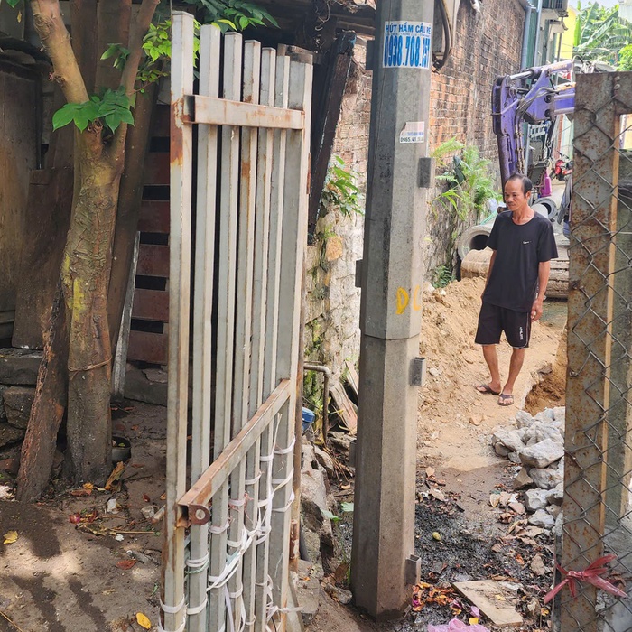 Illegal Chicken Coop and Fence Block Public Alley in Quang Ngai, Vietnam