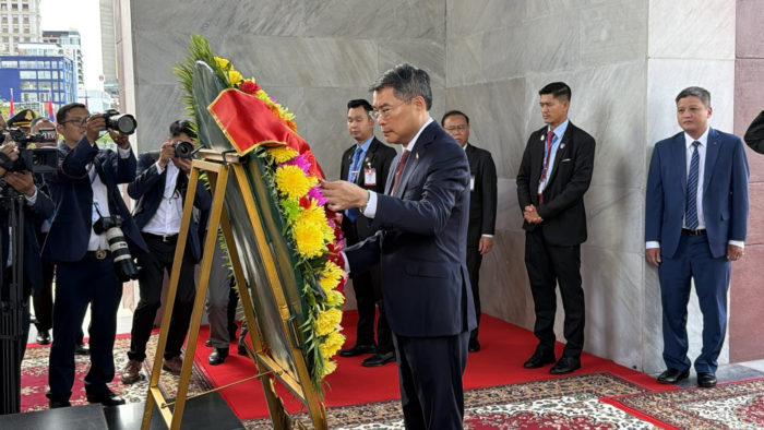 ベトナム首相、カンボジアで弔問・献花:両国関係の深化を確認