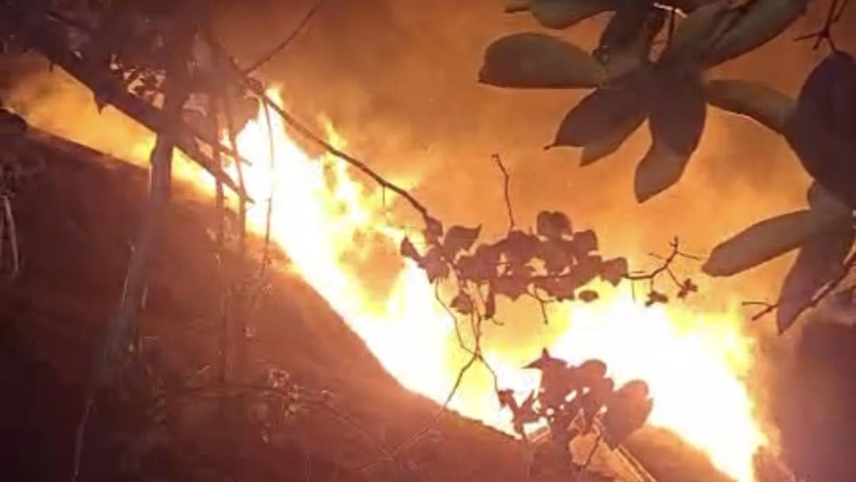 Major Fire Engulfs Traditional Village in Central Lombok, Cause Under Investigation