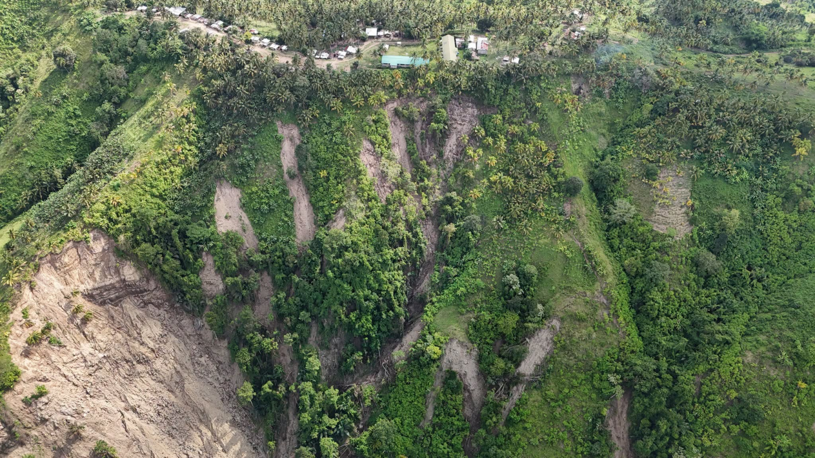 サララン州、豪雨と地震で土砂崩れ 54世帯と学校に避難勧告