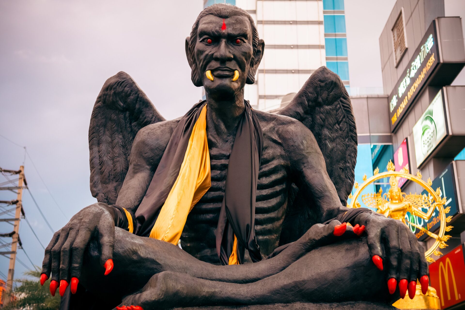 バンコクの異形「クル・カイ・ケオ」像、悪魔崇拝騒動の末に撤去