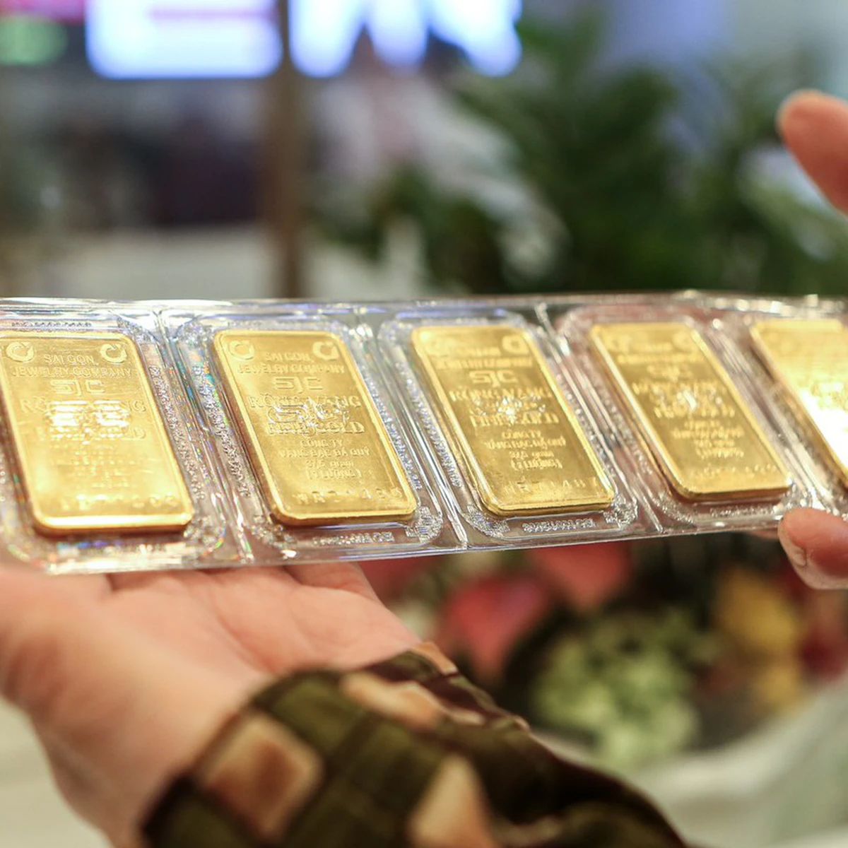 Vietnam Domestic Gold Prices Narrow Gap with Global Market Amidst Weak Demand
