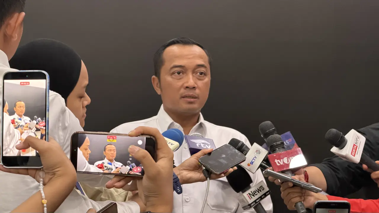 インドネシア独立記念式典、大統領の写真入り巨大バナーが空を舞う