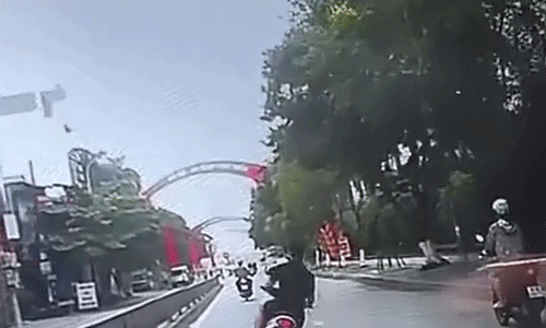 Vietnamese Youth in Dangerous Motorcycle Crash with Bus