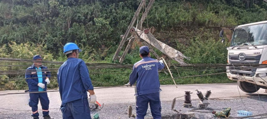 EDL Rushes to Restore Power Network Damaged by Floods in Northern Laos