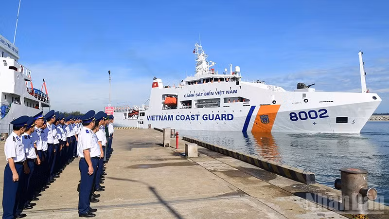 Vietnam Coast Guard Vessel Departs for India to Strengthen Cooperation