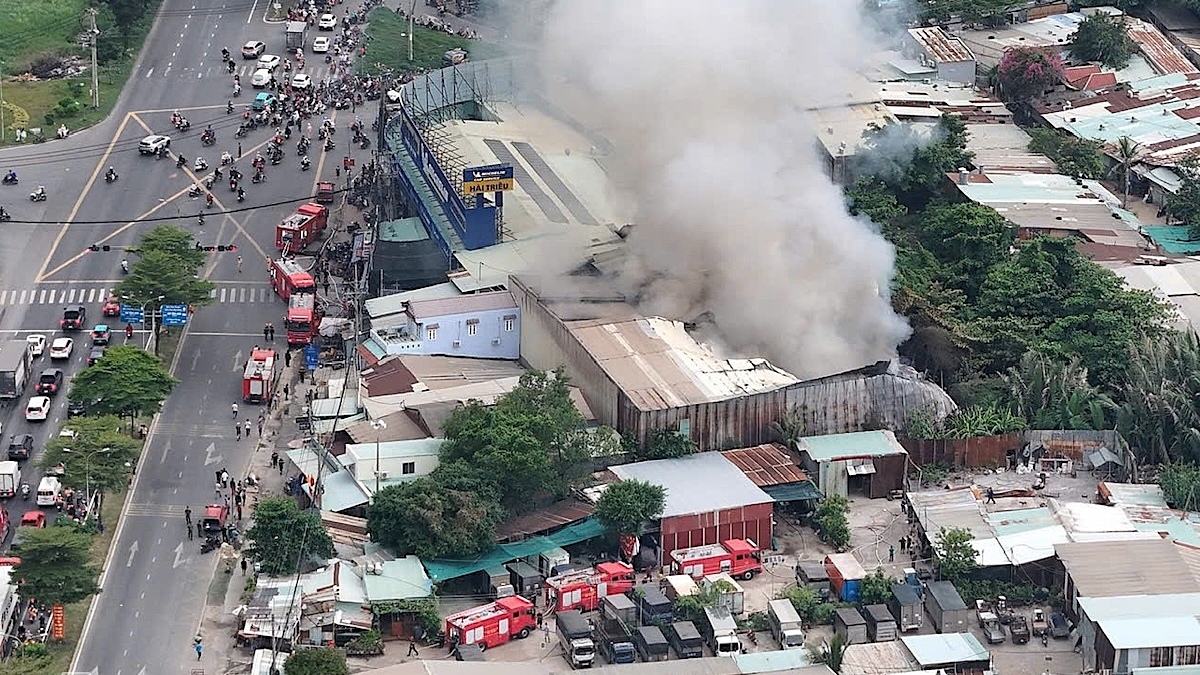Massive Warehouse Fire Erupts in Ho Chi Minh City Residential Area; Efforts Focused on Containment