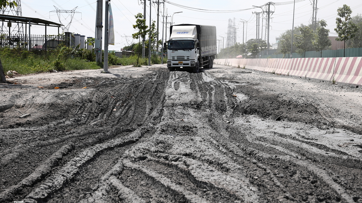 西寧工業団地への道、数百の「巨大な穴」が物流を阻害
