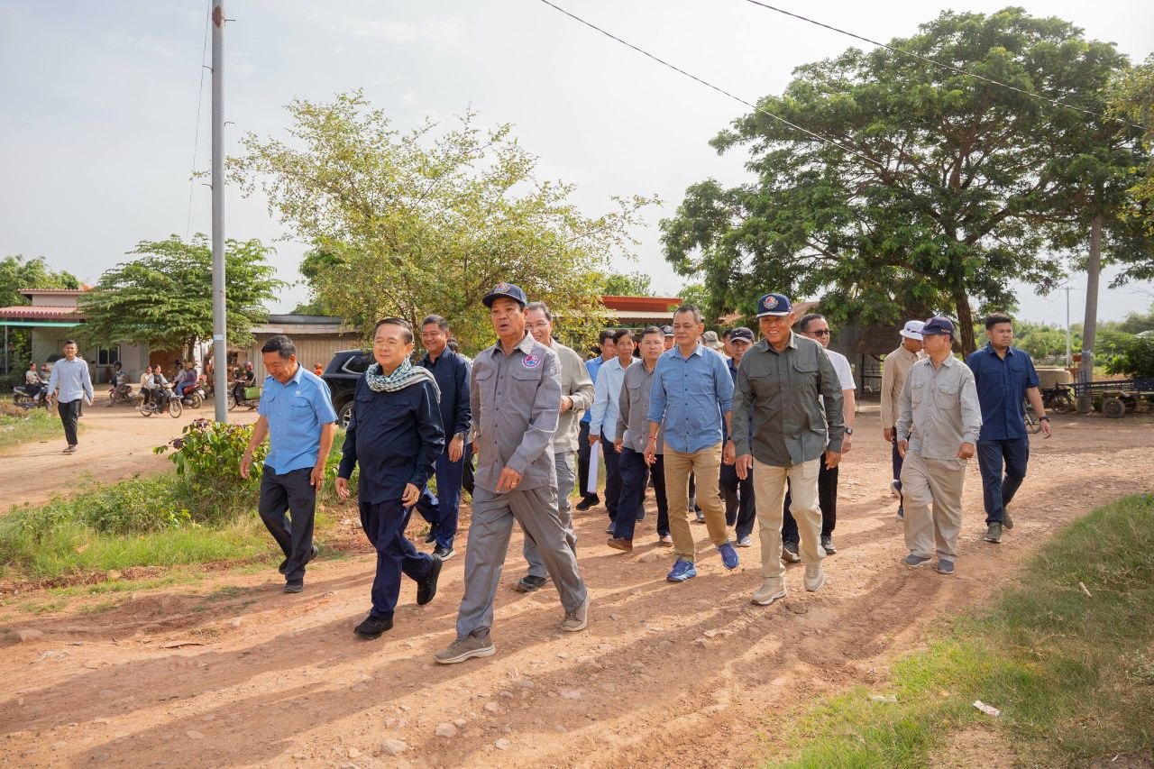 Cambodia Addresses Water Shortage in Battambang Amid El Niño, Inspects Irrigation and Meets Farmers
