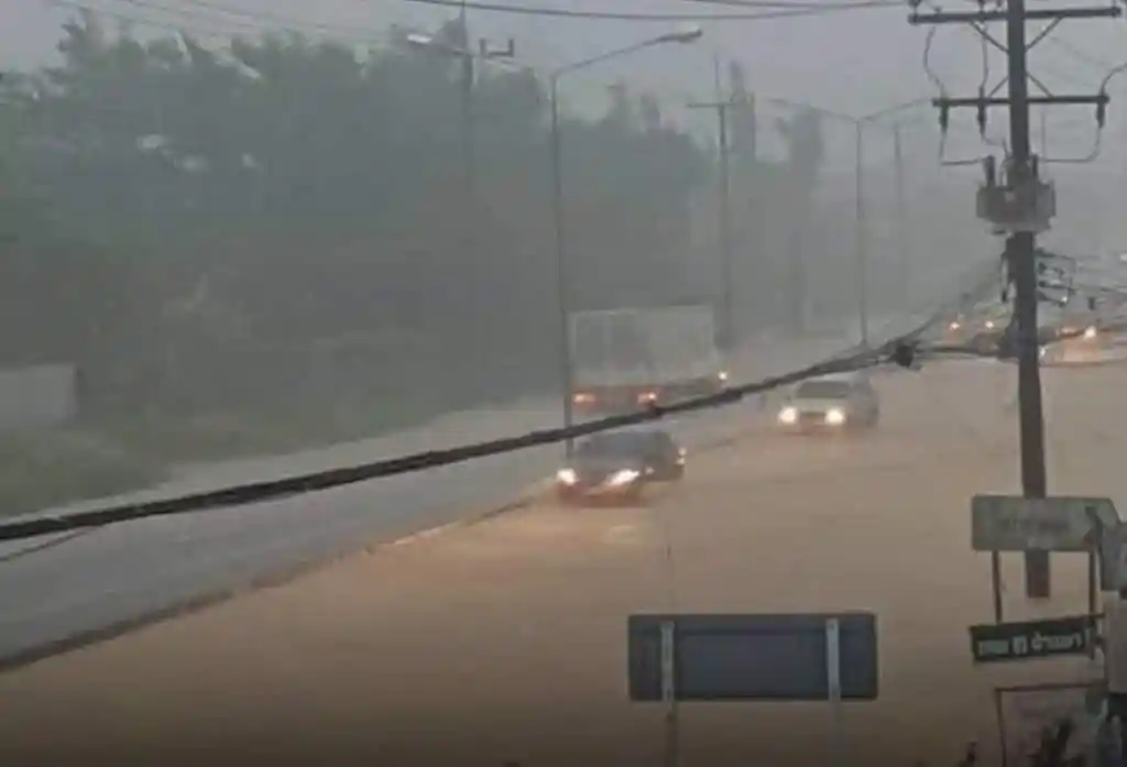 チェンライ、豪雨で道路冠水 交通網に影響