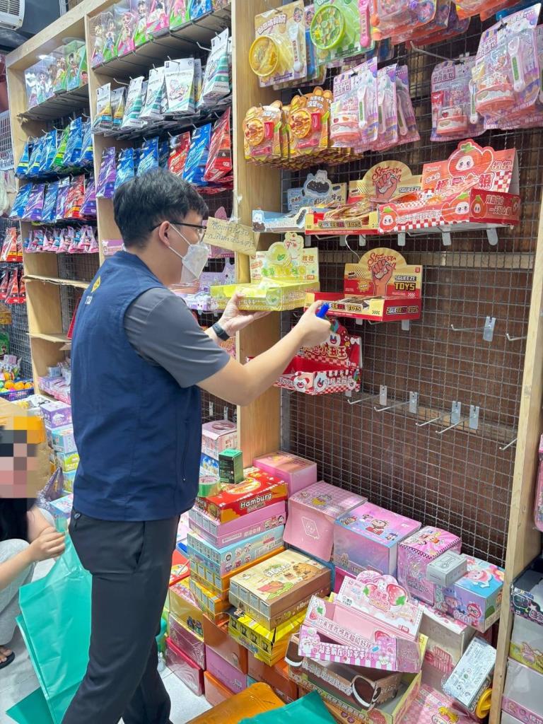 TISIはサンペン地区でTISの入っていない「スクイーズ」を一斉検挙し、1万9000個以上を押収し、販売者・輸入法に違反した