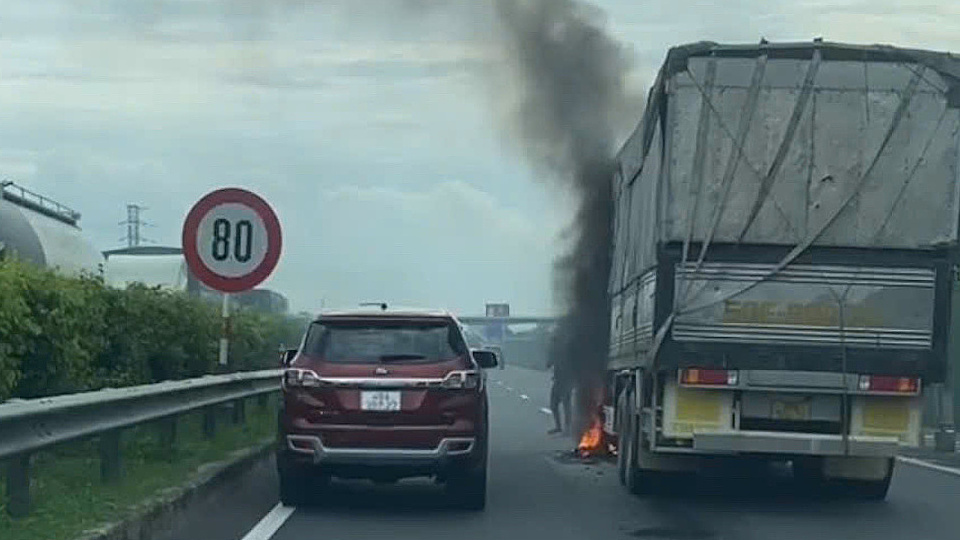 Truck Fire Causes 5km Traffic Jam on Long Thanh-Dau Giay Expressway