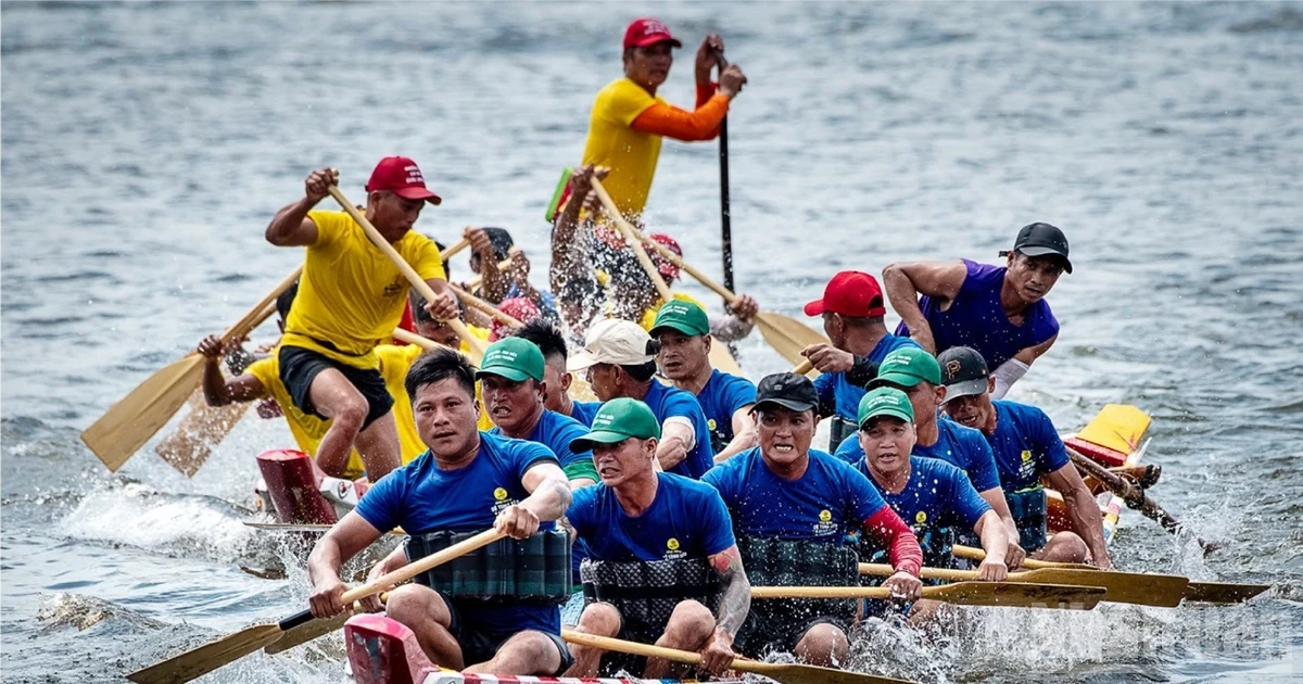 Hue Hosts 37th Traditional Boat Race on Huong River