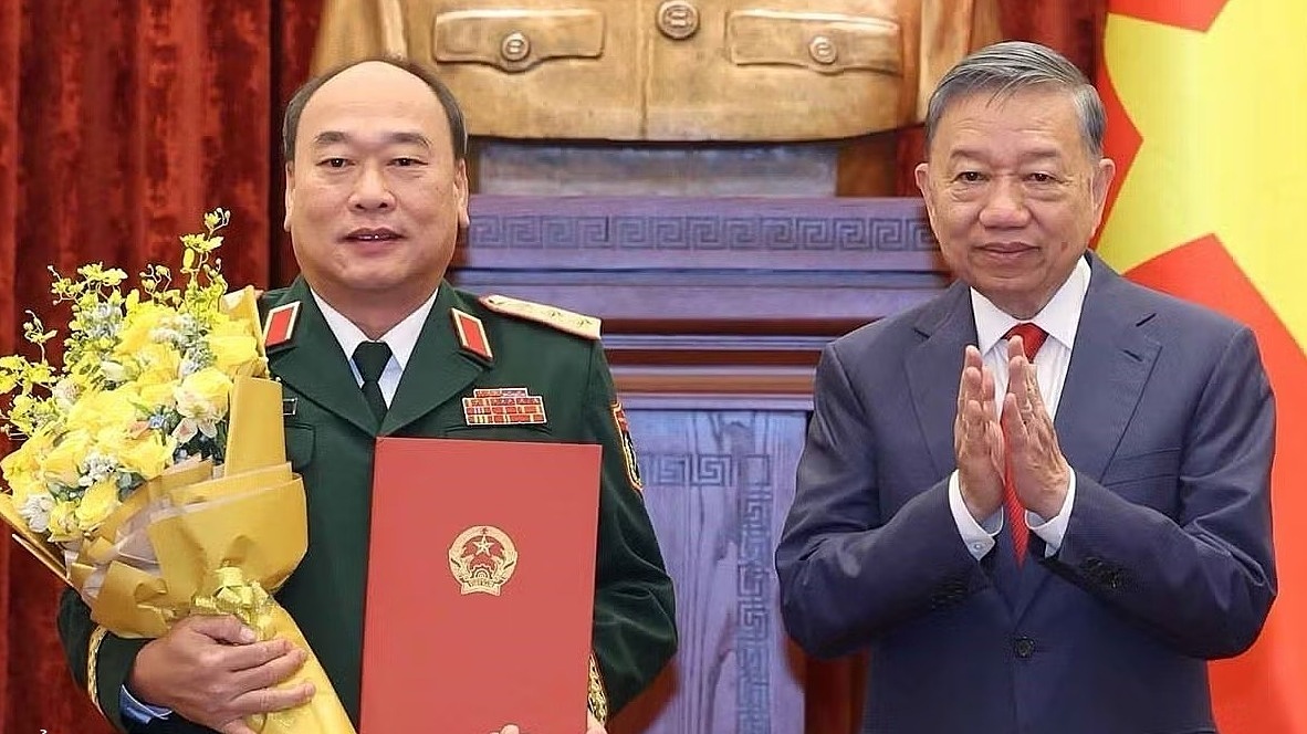 Lieutenant General Le Quang Dao Promoted to Senior Lieutenant General