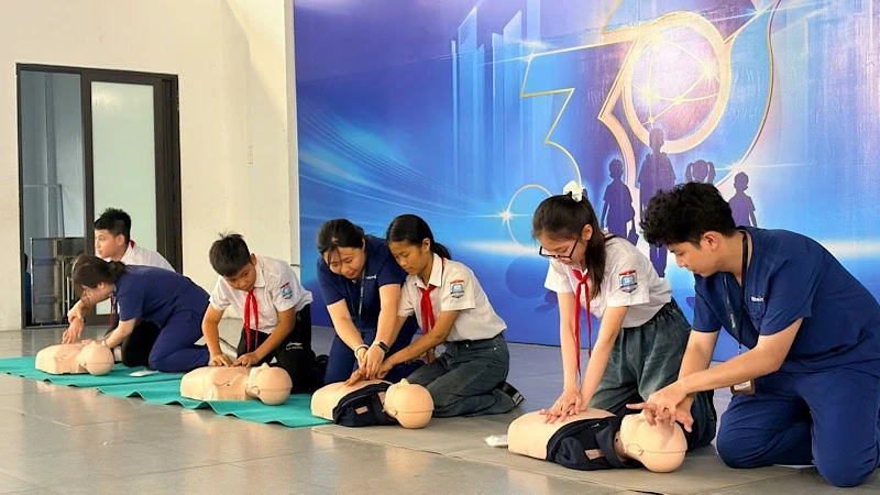 ハイフォン市で初導入:児童・生徒向けE-CPR応急処置トレーニング