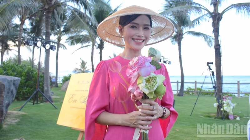 Vietnam's "Em Sen" Fashion Show Celebrates Lotus Flower and Feminine Beauty