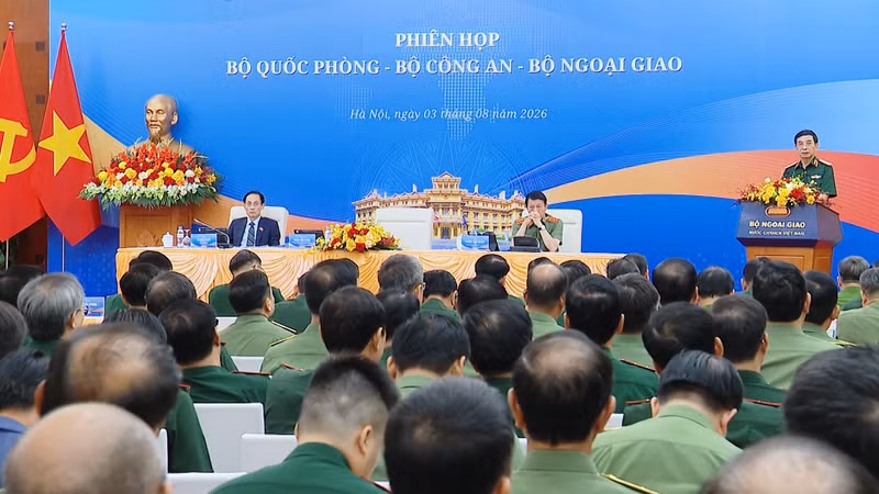 Vietnam Emphasizes Close Coordination of Diplomacy, Defense, and Public Security