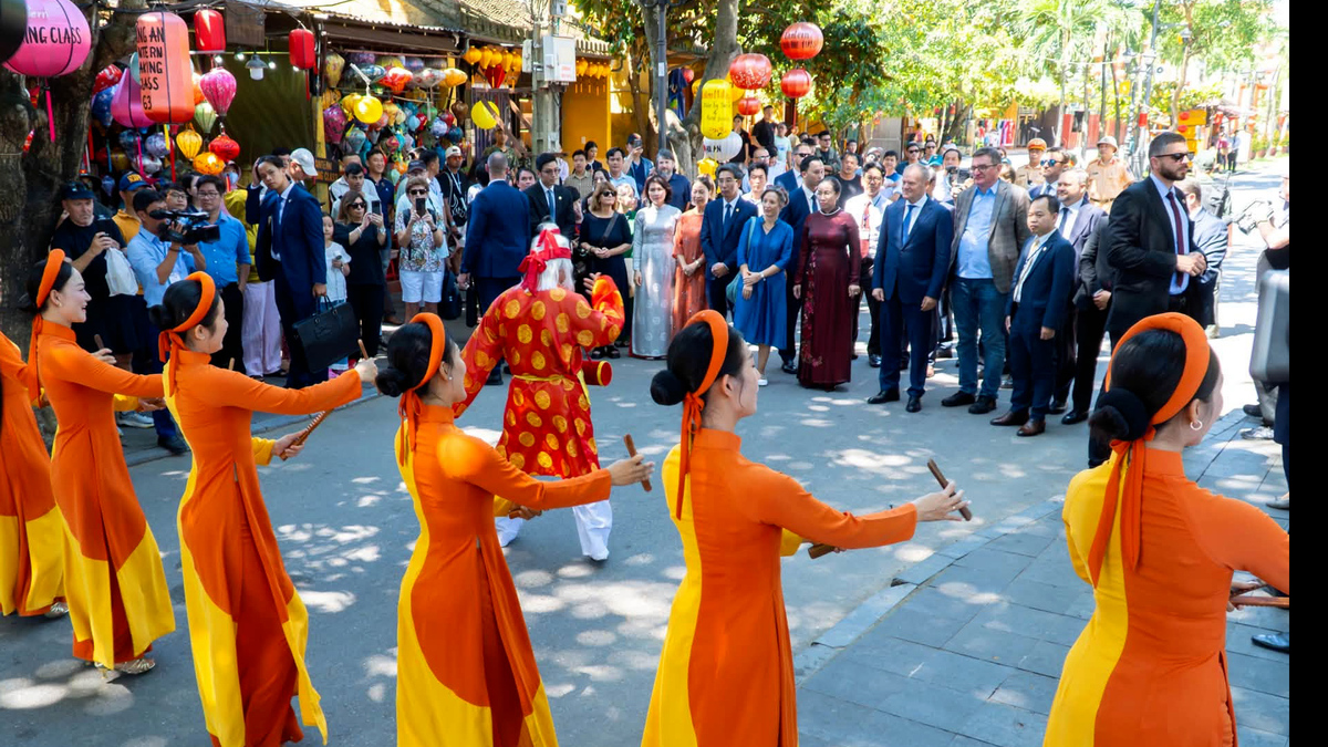 Polish PM Explores Hoi An Ancient Town, Enjoys Artistic Performances