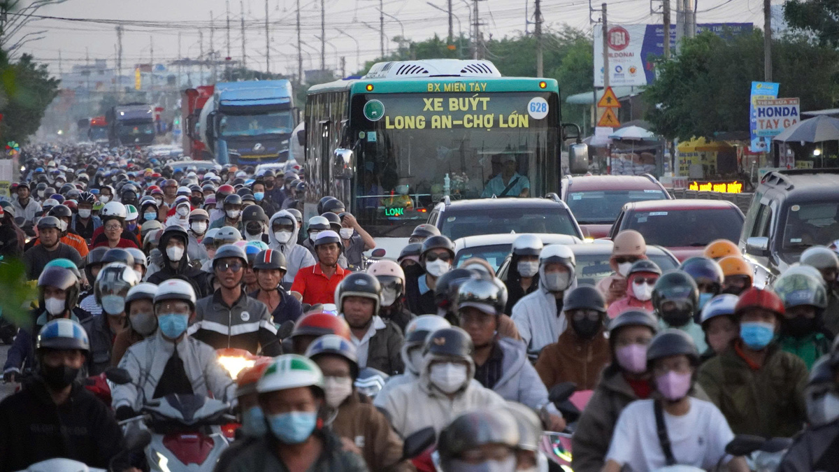 Holiday Ends, Major Vietnamese Cities Face Gridlock