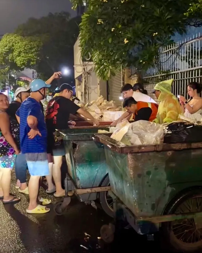 Ho Chi Minh City Eatery Staff Sift Through Dumpsters for Lost Cash, Rewarded by Grateful Tourists