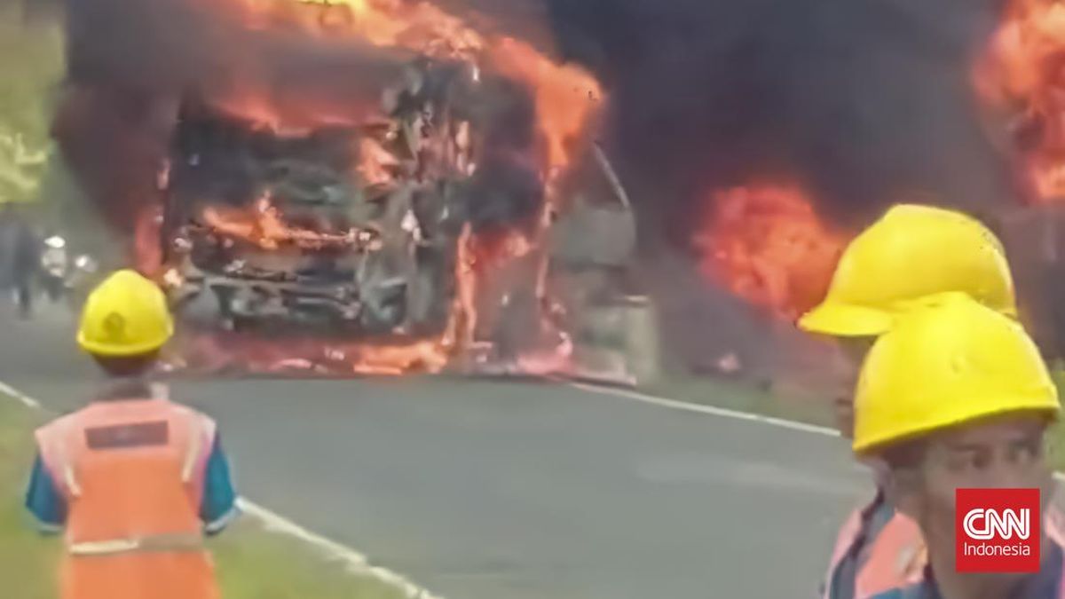 スマトラ島で長距離バスが衝突炎上、16人死亡。違法な貨物積載が浮き彫りに