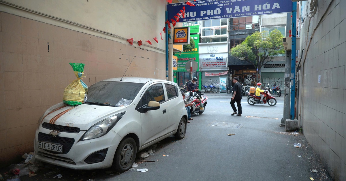 Abandoned car removed after obstructing traffic in Ho Chi Minh City alley