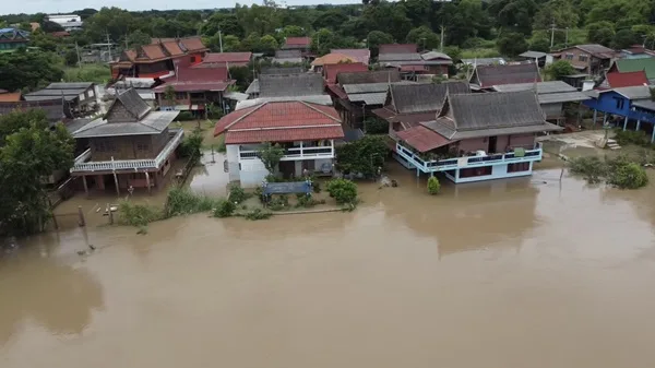 チャオプラヤ川水位上昇、ワット・チュラマニー地域で1m超水没 住民、早期解決を要望