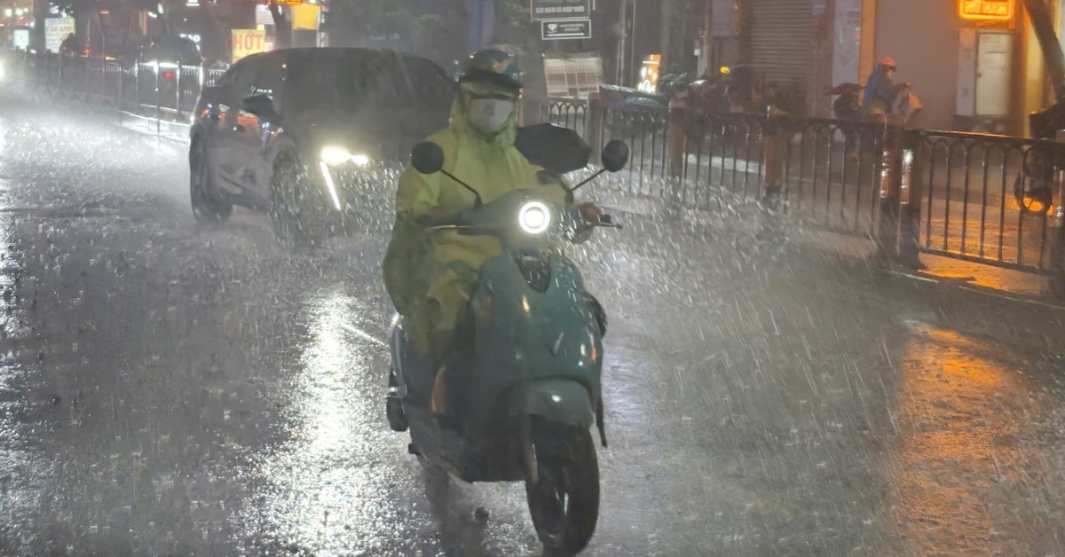 Heavy thunderstorms strike Ho Chi Minh City as Southern Vietnam enters rainy season