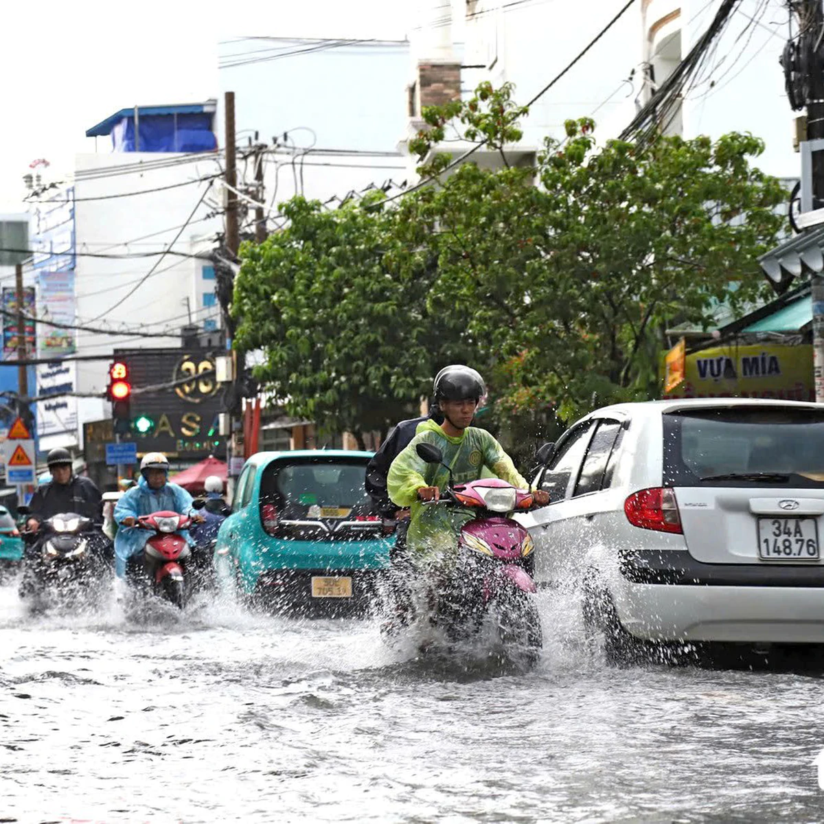 Ho Chi Minh City Warns of 122 Flood-Prone Areas Due to Heavy Rain and High Tides