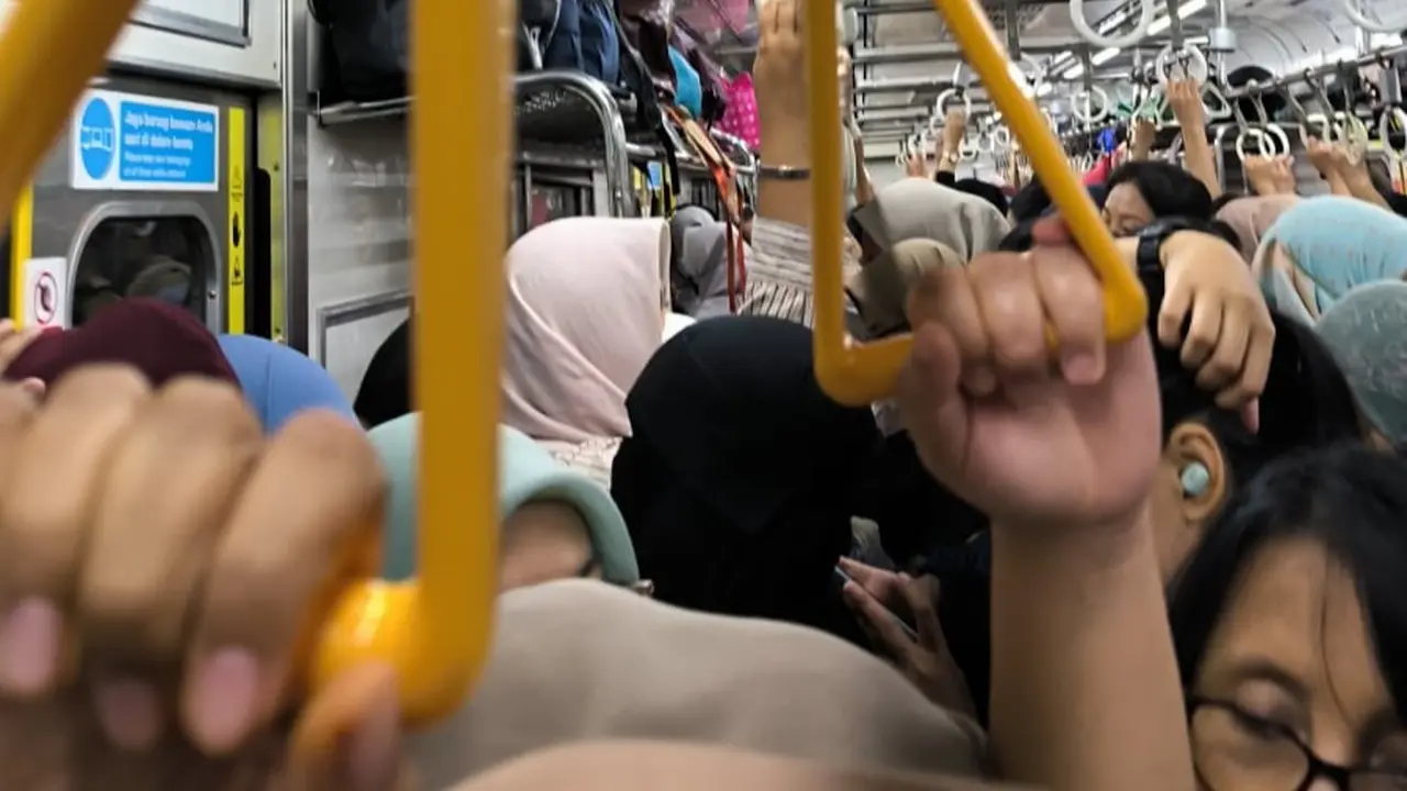 Jakarta-Bogor KRL Route Disrupted, Passengers Frustrated by 40-Minute Delay