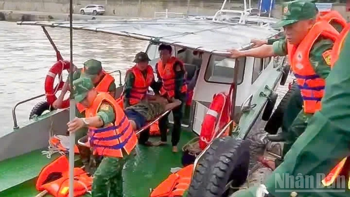 ベトナム沿岸警備隊、悪天候で転落した漁船員4名を救助
