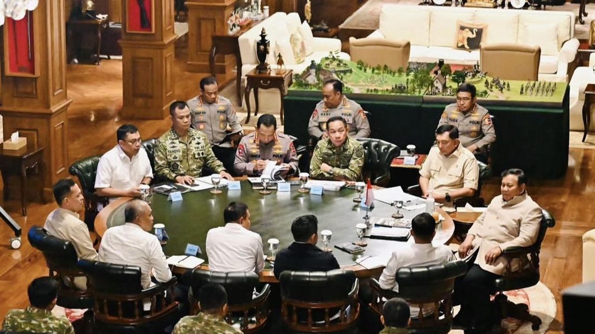 プラボウォ大統領、国家情勢と森林火災対策で軍・警察トップと会談