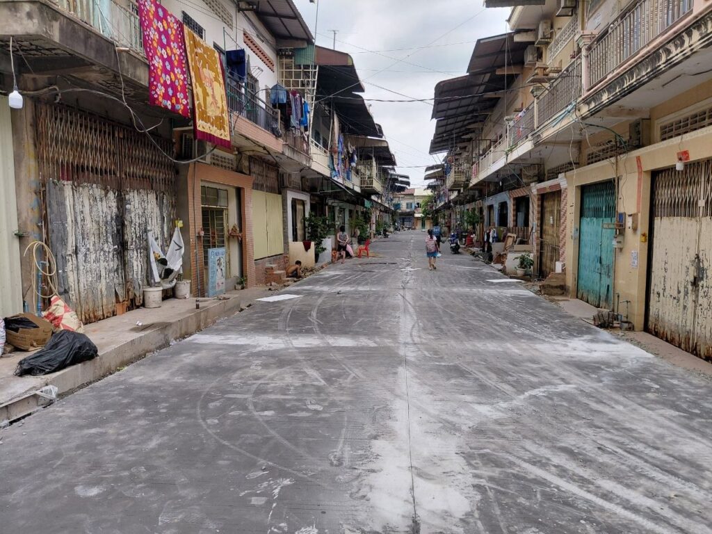 プノンペン、15年の水害地域がコンクリート道路に