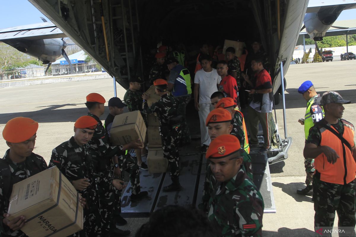 インドネシア空軍、NTT地震被災地に緊急支援物資13トン輸送