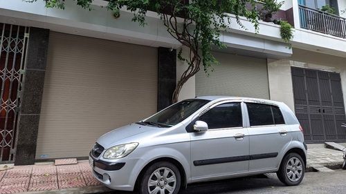 ドアをふさいで駐車している車にイライラしている