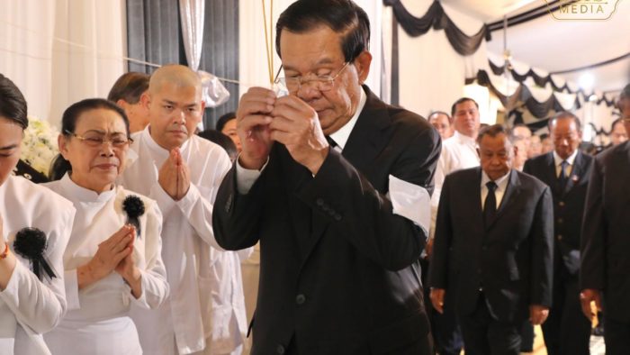 Hun Sen Pays Respects to Late Dr. Chan Sarun, Former Minister