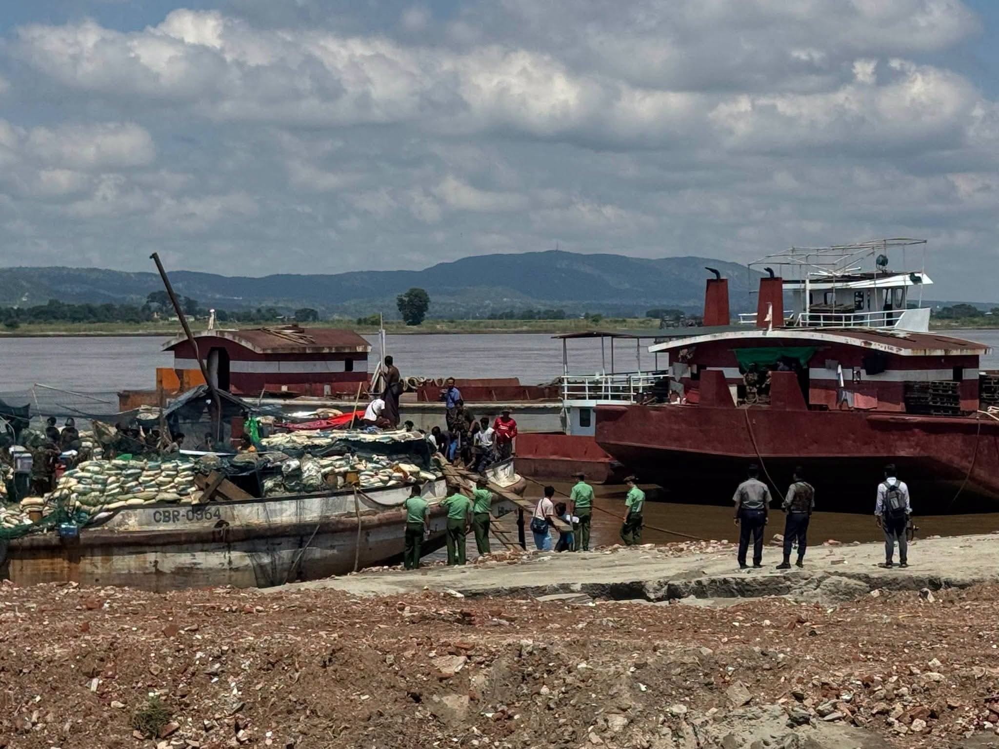 Convoy of junta troops' warships returning from Bhamo arrives in Mandalay with over 300 injured soldiers