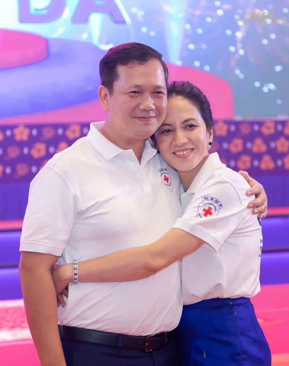 カンボジア首相夫妻、困窮家庭に食料支援 地方の福祉活動を強化