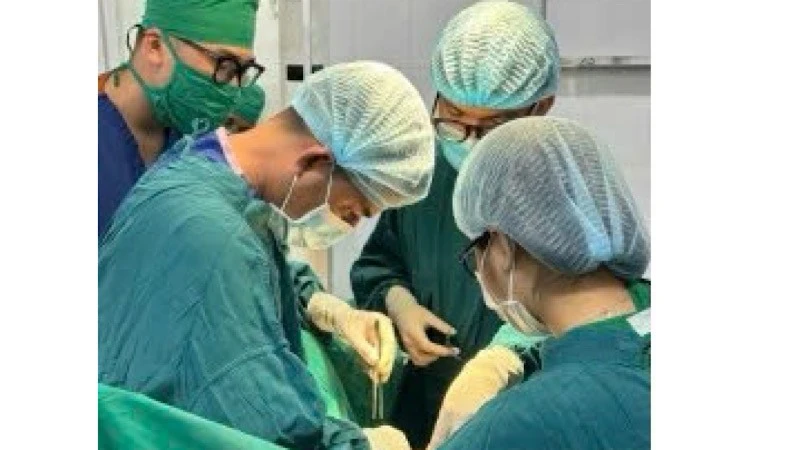 カントー市、家庭内事故による陰茎骨折の緊急手術に成功
