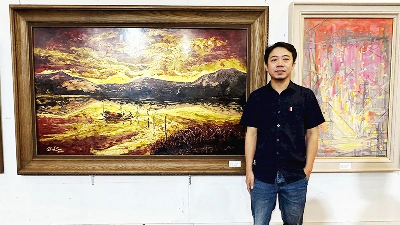 伝統漆芸に新風、ベトナム画家が「ガジュマルの木」で革新