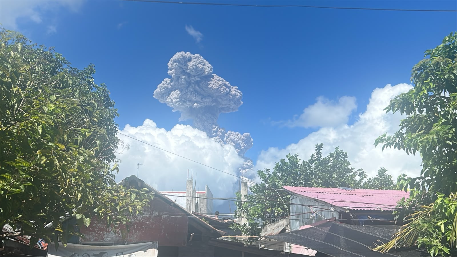 マヨン山噴火、航空機に飛行禁止区域設定