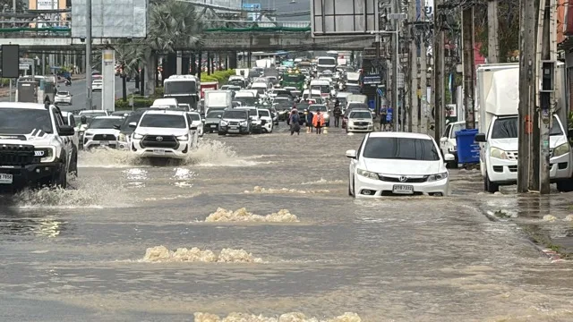 パタヤ、豪雨で浸水 交通網に深刻な影響