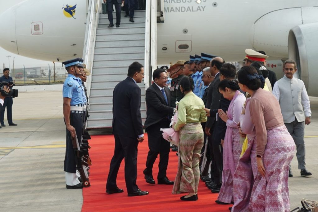 ミャンマー大統領、インド訪問でニューデリーに到着