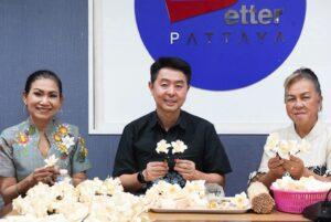 パタヤ市長、女王火葬用サンダルウッド花作りを主導