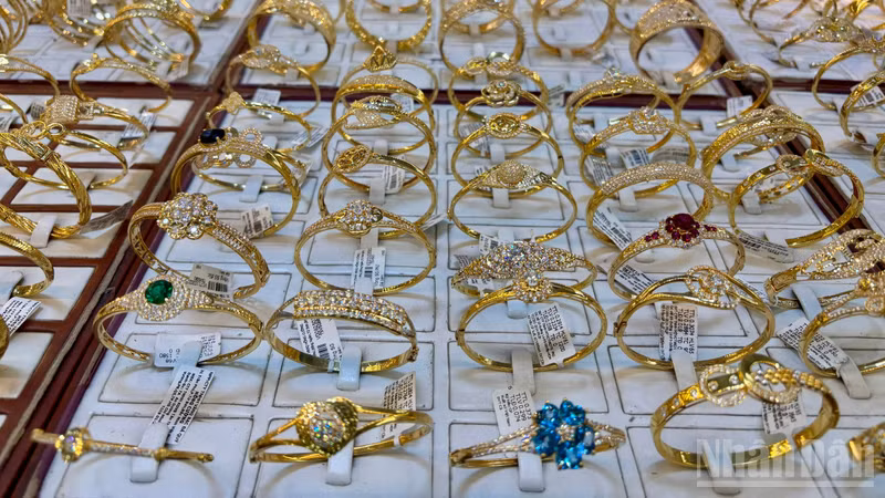 Vietnam Domestic Gold Prices Plunge Over 7 Million VND/tael in a Month, SJC Gold Also Sluggish