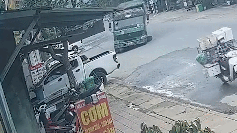 ダナンでダンプカーが住宅に突入、ピックアップトラックを弾き飛ばす