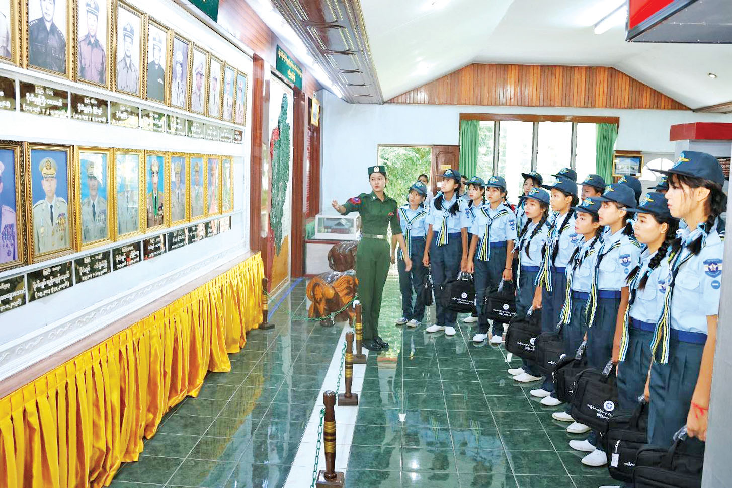 The trainees from Basic Aviation Youth Training No. 10 (10) visited the History Gallery of the Northern Regional Military Headquarters.