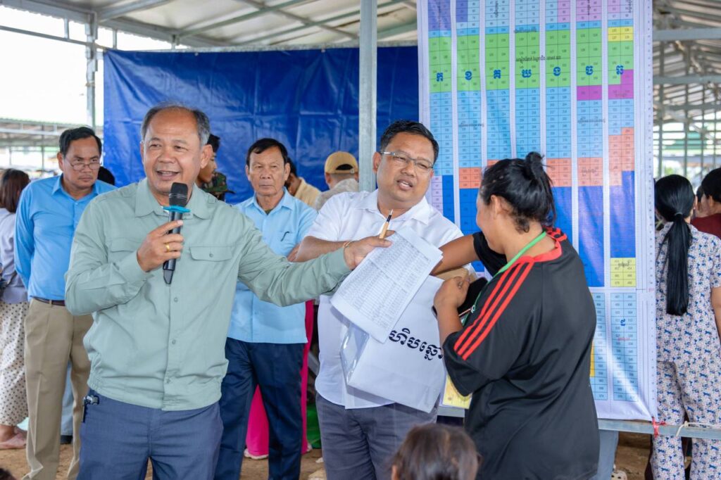 カンボジア、タイ国境付近で避難民向け市場の区画抽選実施